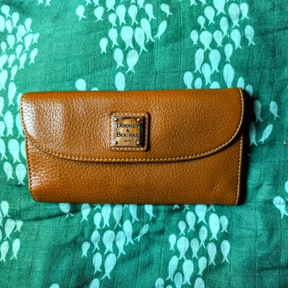 Dooney & Bourke camel pebbled leather wallet luxury wallet - Picture 1 of 4